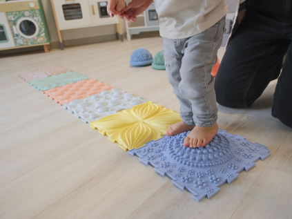 Sechs bunte Massagematten mit unterschiedlichen 3D-Strukturen
