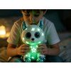 UV-Lichtstift zum Malen von leuchtenden Mustern auf dem Plüschhund